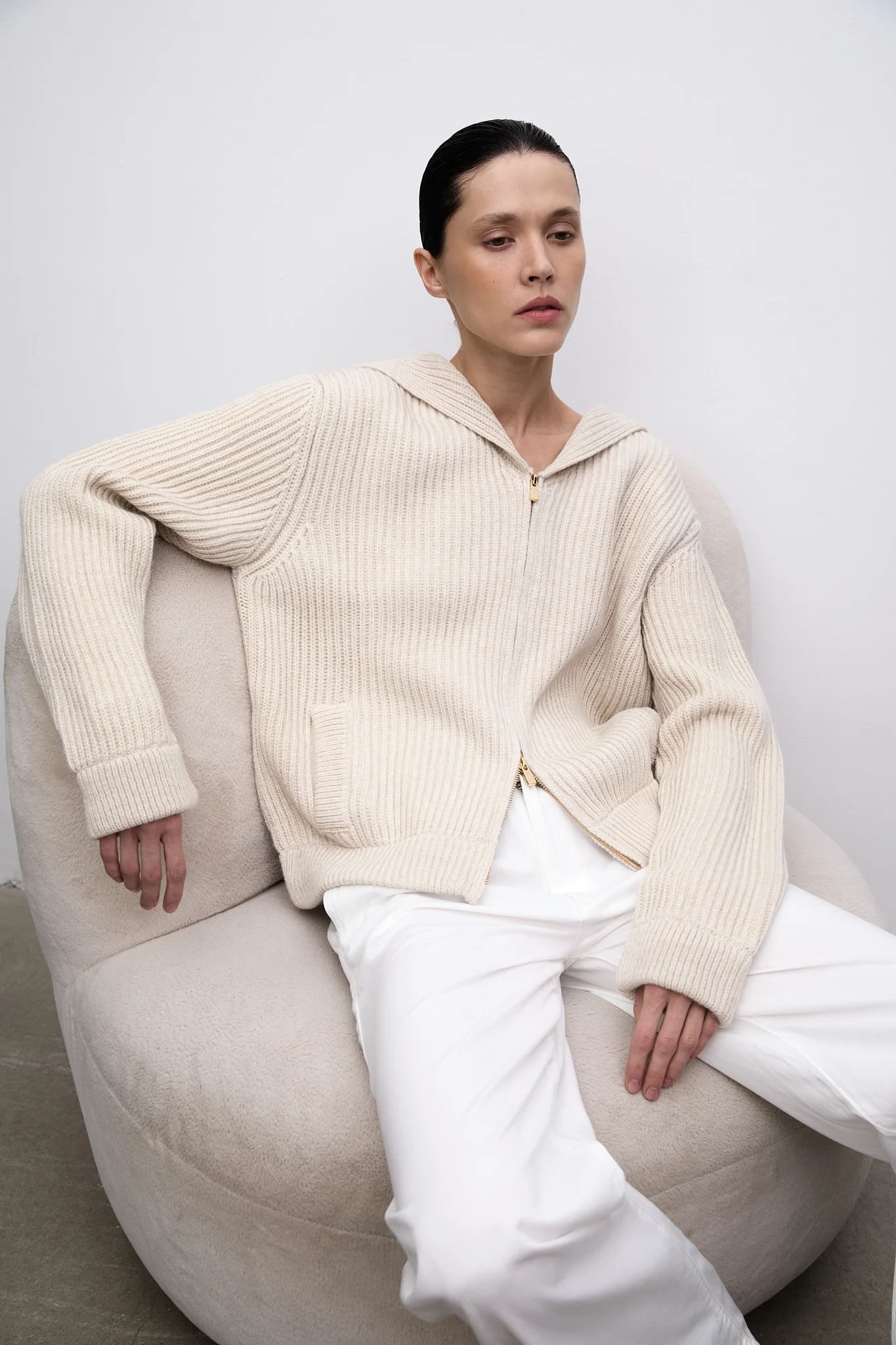 Картинка Трикотажный свитер на молнии от магазина