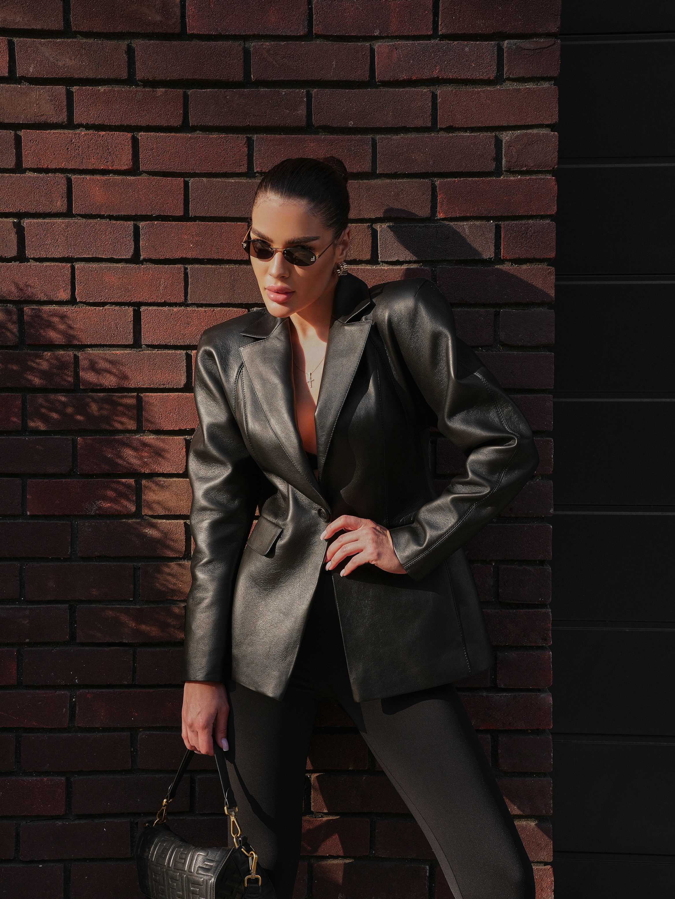 Картинка Пиджак из кожи черный от магазина