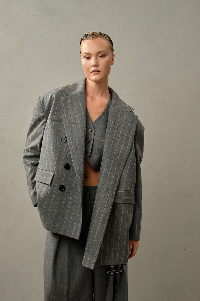 Картинка Пиджак Grandpa серого цвета в полоску левая половинка от магазина