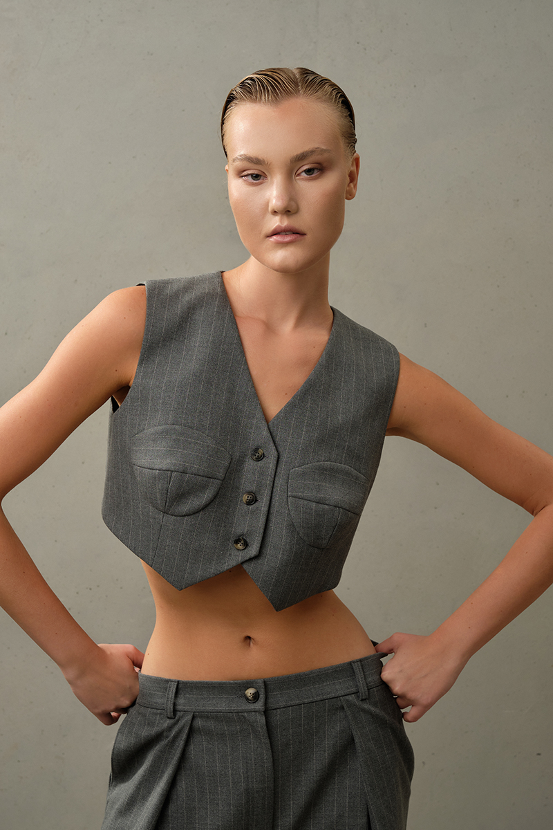 Картинка Жилет оригами серого цвета в полоску от магазина
