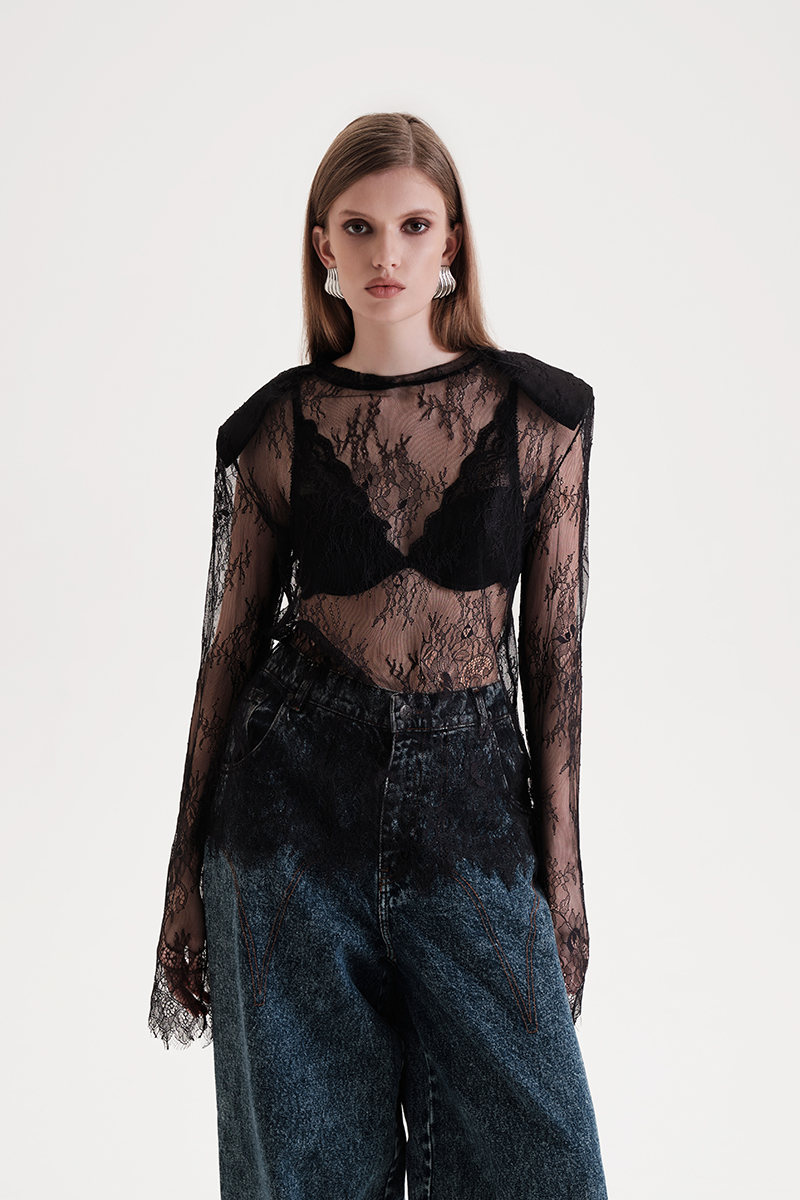 Картинка Лонгслив кружевной с плечиками черного цвета от магазина