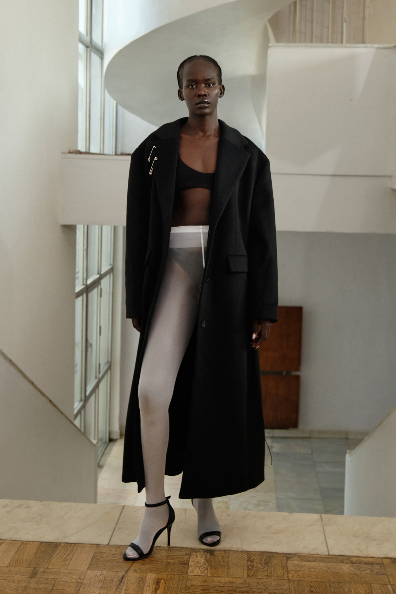 Картинка Пальто Bossiha черное с пирсингом от магазина