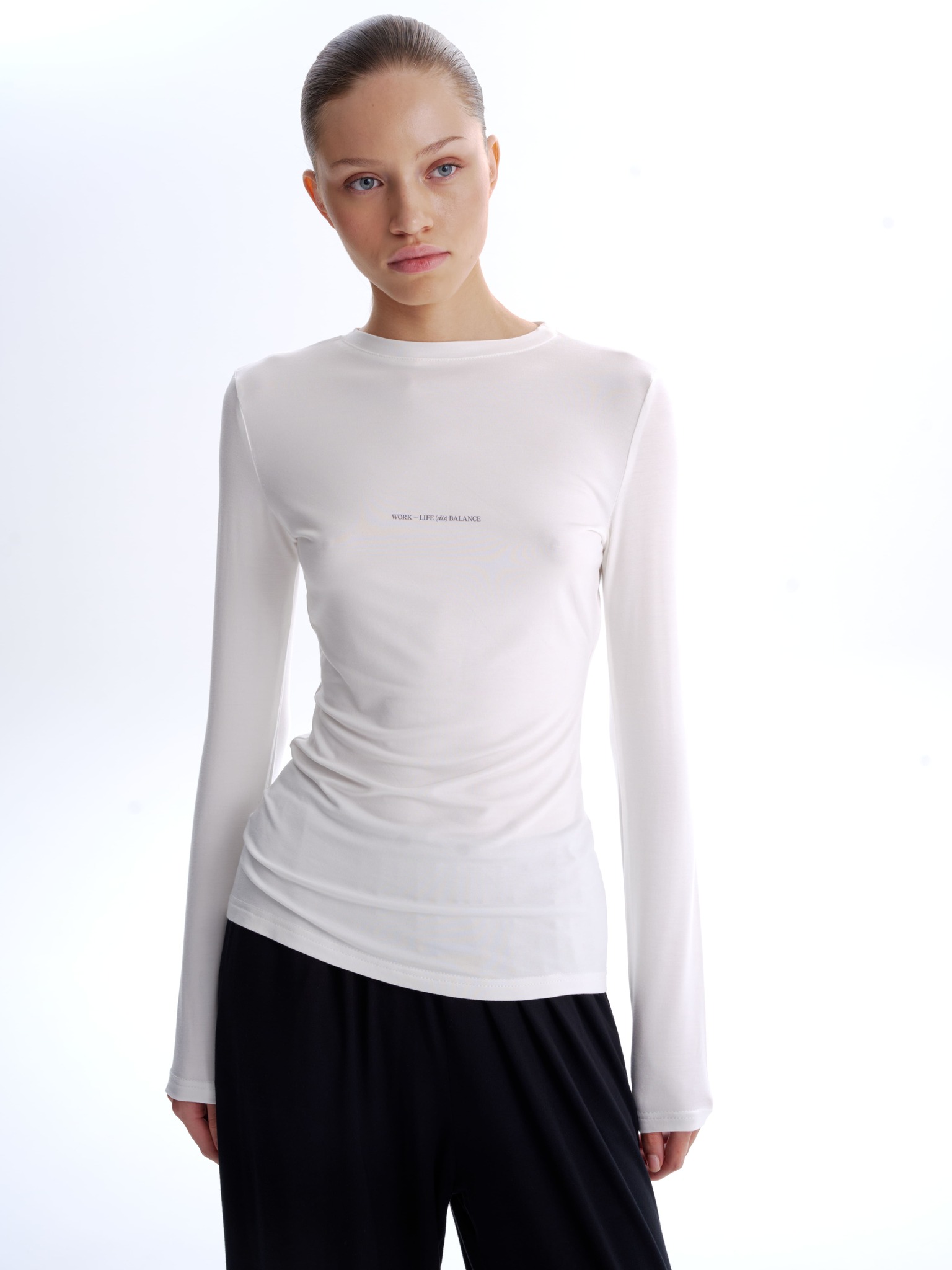 Картинка Лонгслив приталенный "(dis)balance" белый от магазина