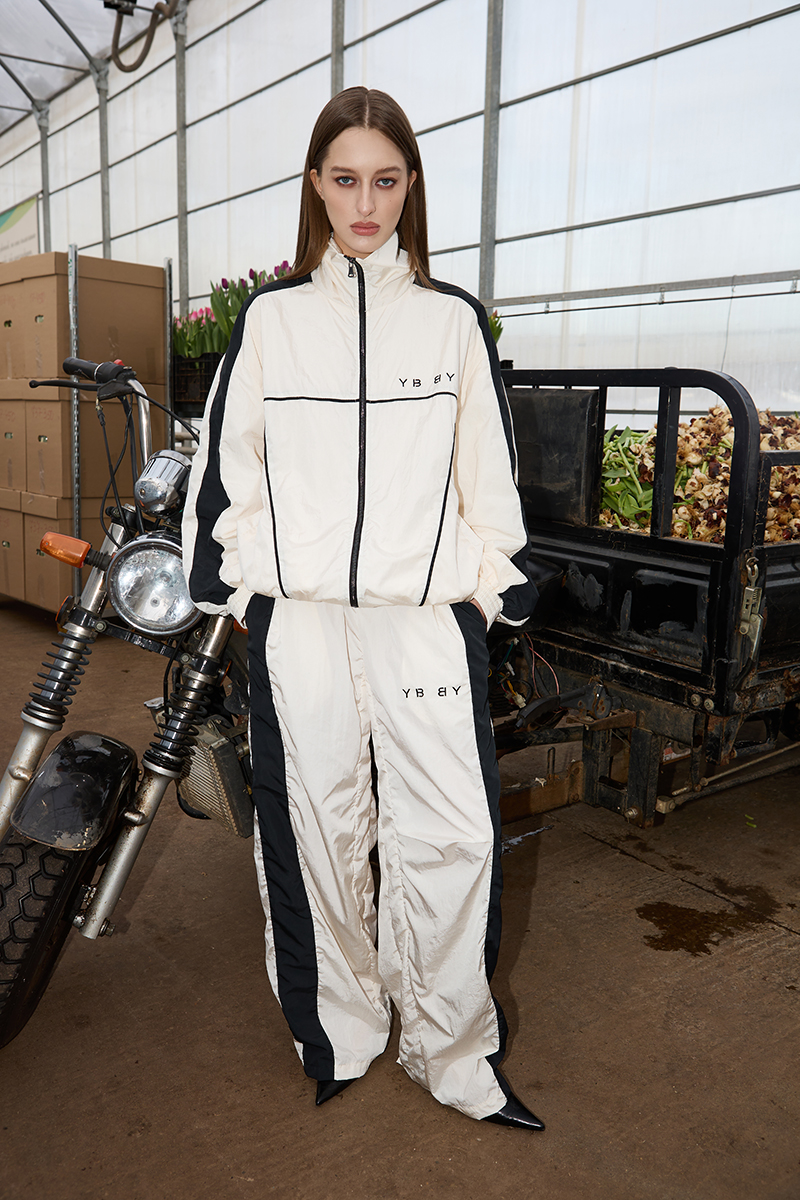 Картинка Треники Boomer светло-бежевого цвета от магазина