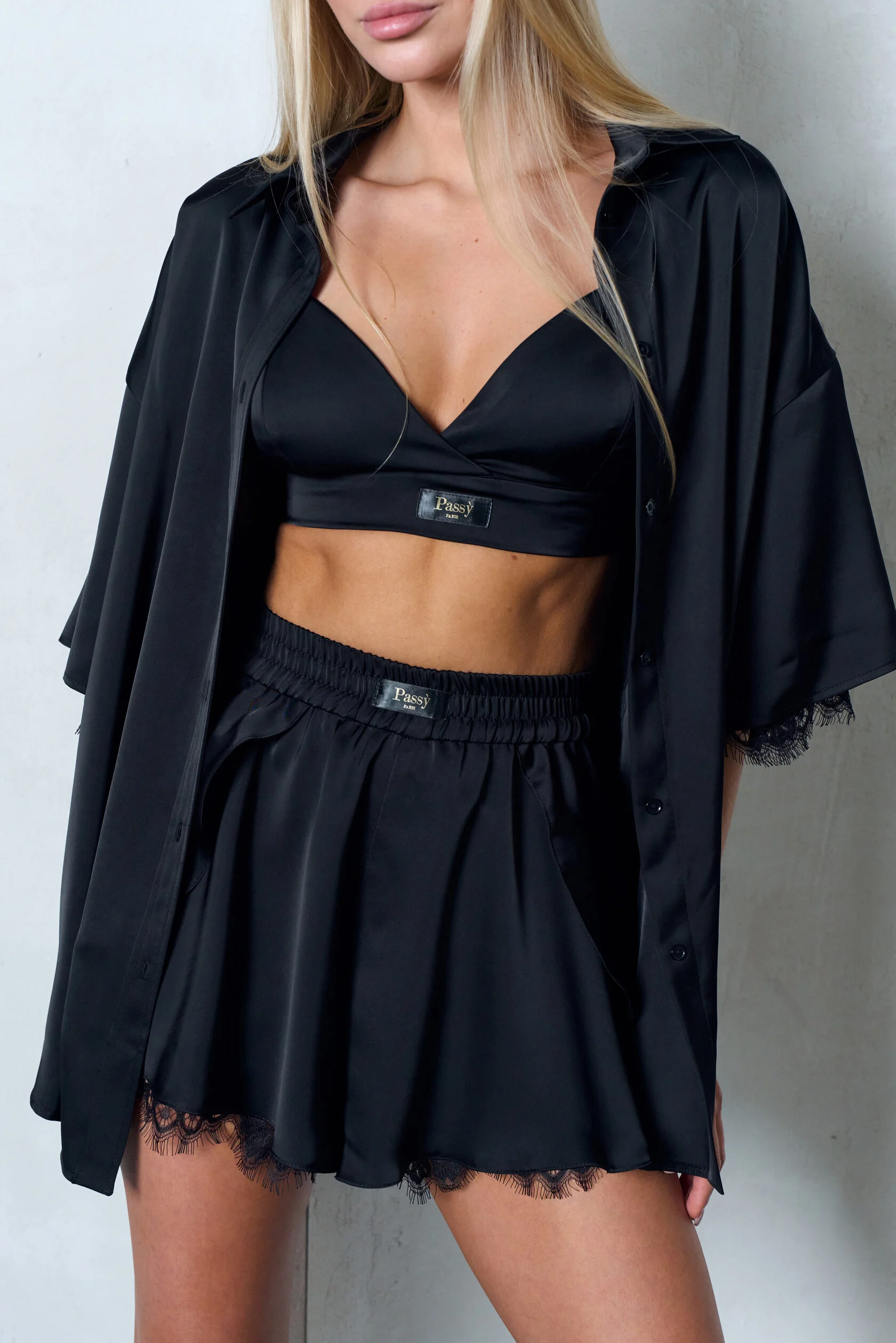 Картинка Шорты атласные с кружевом от магазина