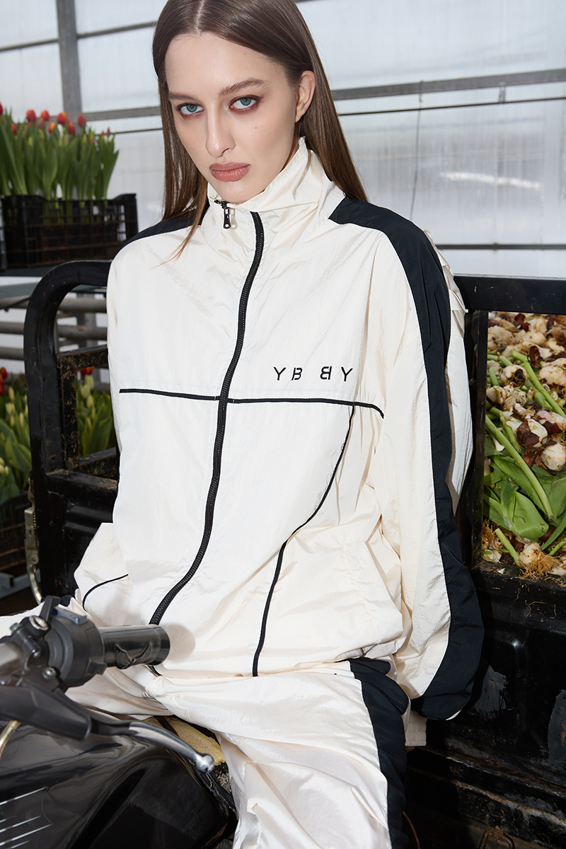 Картинка Олимпийка Boomer светло-бежевого цвета от магазина